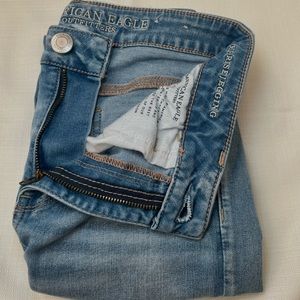 American Eagle high rise jegging in a light wash with distressed in a size 4R